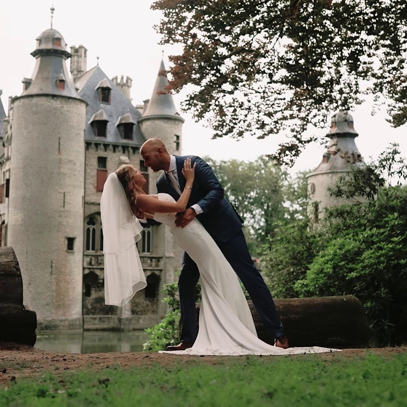 Huwelijkvideo screenshot koppel voor kasteel
